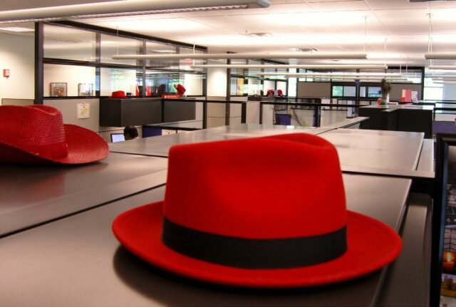 Red Hat sabre (joyeusement) le travail au bureau
