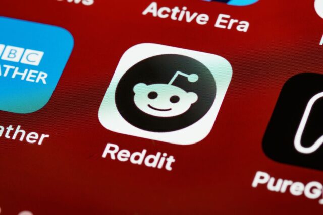 Des hackers ont accédé aux données d'employés et d'annonceurs de Reddit
